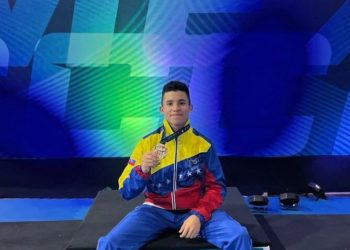 Joven karateka boconés gana medalla de oro en Sudamericano realizado en Brasil