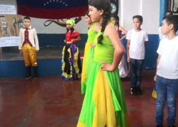 Docentes de Boconó protestaron por mejoras salariales con una toma cultural