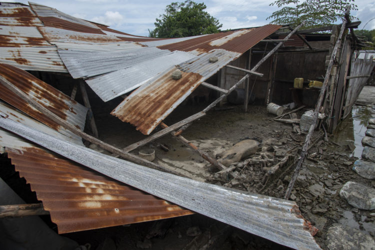Vista de archivo del mes de marzo de las afectaciones en la comunidad de Puerto La Cruz, en la provincia del Guayas (Ecuador). EFE/Mauricio Torres
