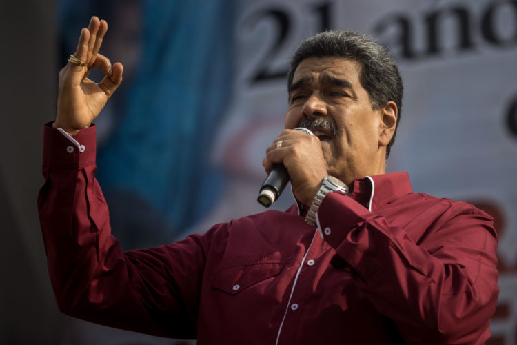 El presidente de Venezuela, Nicolás Maduro, pronuncia hoy un discurso durante un acto masivo para conmemorar 21 años del regreso de Hugo Chávez al poder tras el golpe de estado en su contra, en Caracas (Venezuela), este 13 de abril de 2023. EFE/ Miguel Gutiérrez