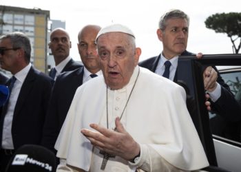 El papa Francisco sale del hospital tras tres noches ingresado con bronquitis