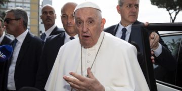 El papa Francisco sale del hospital tras tres noches ingresado con bronquitis
