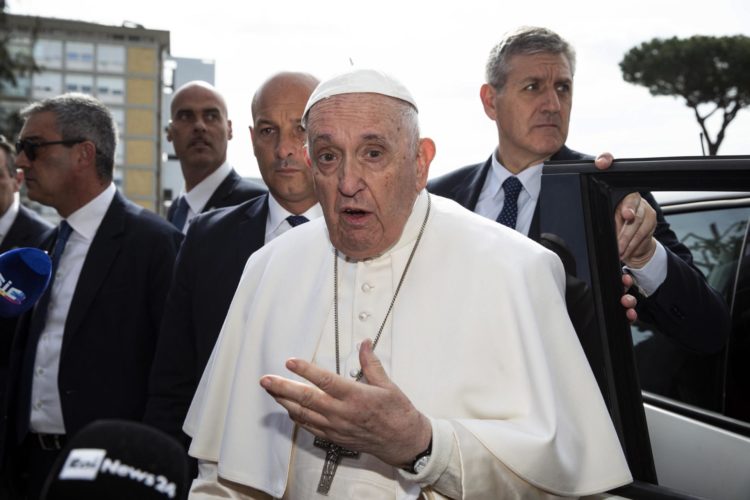 El papa Francisco sale del hospital tras tres noches ingresado con bronquitis. EFE/EPA/ANGELO CARCONI