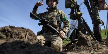 Ucrania aleja a las fuerzas rusas de la carretera clave de Bajmut, según experto militar