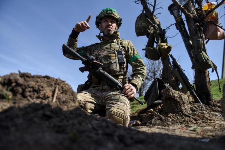 Un militar ucraniano en un lugar no revelado cerca de Bajmut, en la región de Donetsk, Ucrania, el 10 de abril de 2023. EFE/EPA/OLEG PETRASYUK