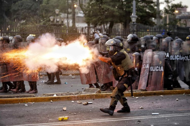 Imagen de archivo de miembros de la Policía enfrentan a manifestantes durante una jornada de protestas antigubernamentales que exigen la renuncia de la presidenta Dina Boluarte en Lima (Perú). EFE/Antonio Melgarejo