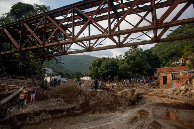 Fotografía de archivo de escombros, viviendas y objetos afectados por las fuertes lluvias, en Las Tejerías (Venezuela). EFE/Miguel Gutiérrez