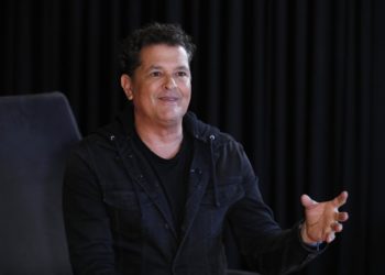 Carlos Vives viaja a sus orígenes en un «carro Ford» para su nuevo documental