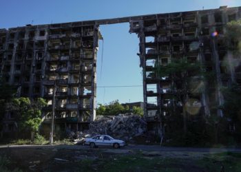 Zelenski denuncia que las fuerzas rusas han destruido el 90 % de Mariúpol
