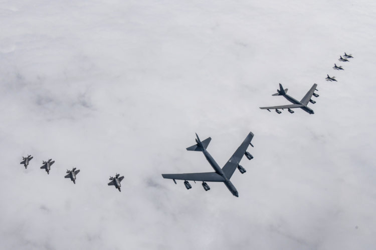 Varios cazas y bombarderos estadounidenses y surcoreanos, durante las maniobras sobre la península de Corea. EFE/Ministerio de Defensa surcoreano.