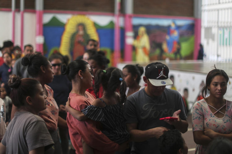 Migrantes hacen fila para recibir alimentos en las instalaciones de la organización Cafemin, el 14 de abril de 2023, en la Ciudad de México (México). EFE/ Isaac Esquivel