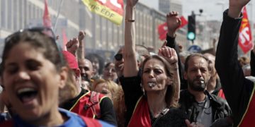 Los sindicatos mantendrán la presión si la reforma de Macron sigue en pie