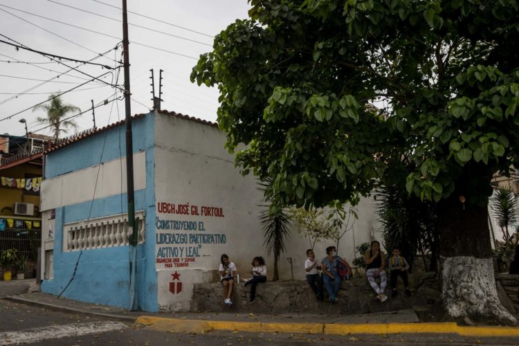 Estudiantes esperan a la entrada de un colegio público en Caracas (Venezuela). EFE/ Miguel Gutierrez