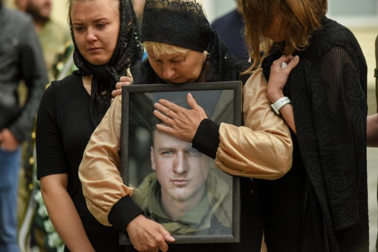 Imagen de archivo de la ceremonia fúnebre de un soldado ucraniano. EFE/EPA/OLEG PETRASYUK
