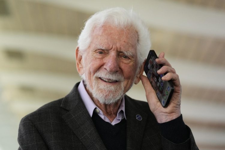 El ingeniero estadounidense Martin Cooper, inventor del teléfono móvil. EFE/Alejandro García/Archivo