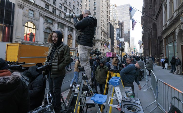 Fotógrafos de noticias se reúnen en la Quinta Avenida cerca de la Torre Trump en Nueva York, Nueva York, EE. UU. EFE/JUSTIN LANE