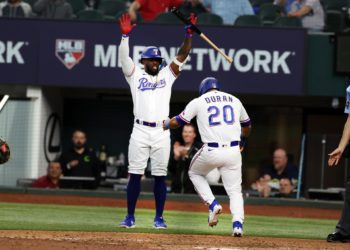 Los Rangers aplastan a los Astros y ganan la serie de Texas