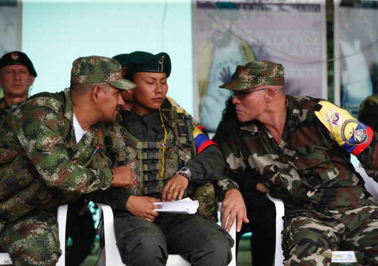 Iván Mordisco comandante general de la disidencia de las FARC, habla con otros comandantes hoy, en la Casa Roja, en Caquetá (Colombia). EFE/Ernesto Guzmán