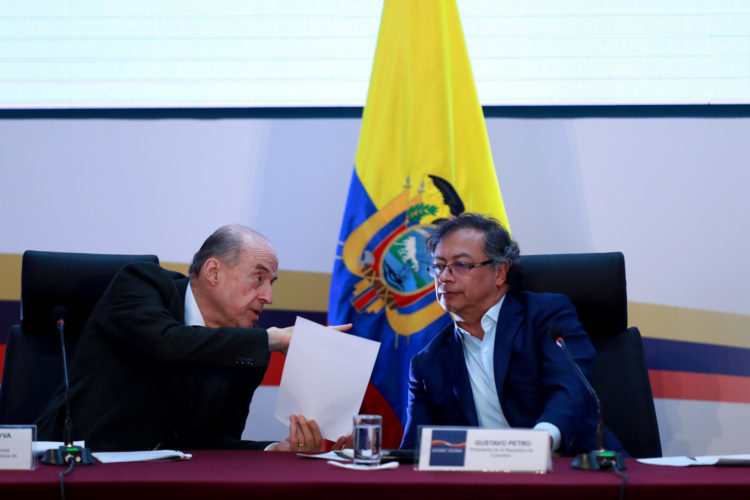 El presidente de Colombia, Gustavo Petro (d), y su ministro de Relaciones Exteriores, Álvaro Leyva, en una fotografía de archivo. EFE/José Jácome