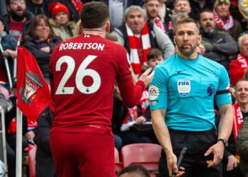 La Premier League suspende al árbitro asistente que agredió a Robertson