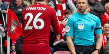 La Premier League suspende al árbitro asistente que agredió a Robertson