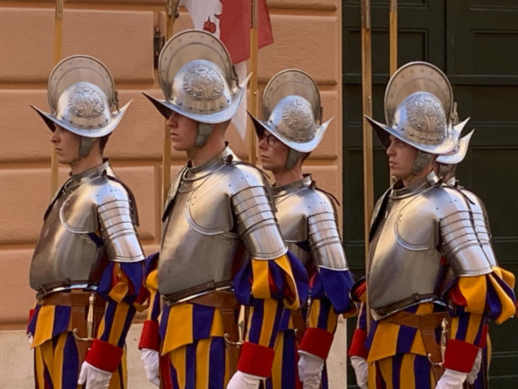Miembros de la Guardia Suiza, que presume de ser el ejército en activo más antiguo del mundo. EFE/ Gonzalo Sánchez
