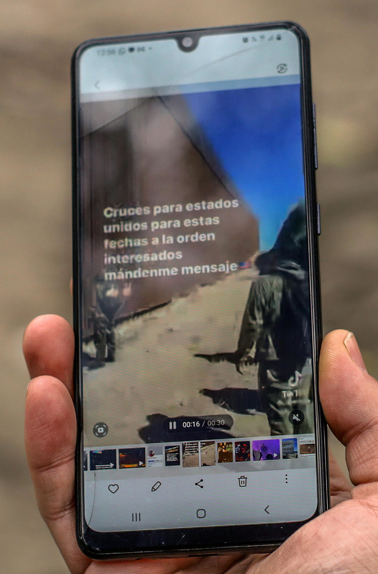 Detalle de la pantalla de un teléfono en la que se ve un mensaje publicado en la red TikTok que ofrece el servicio de cruzar a personas de manera ilegal hacia los Estados Unidos, el 19 de abril de 2023, en la fronteriza ciudad de Tijuana (México). EFE/ Joebeth Terriquez