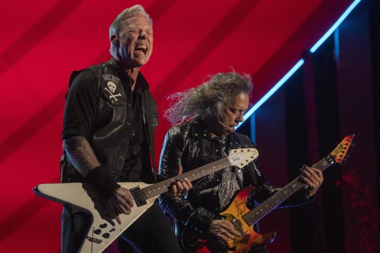 El vocalista y guitarrista James Hetfield (izq) y el también guitarrista Kirk Hammett (dcha), miembros de la banda estadounidense Metallica, en una imagen de archivo. EFE/EPA/SARAH YENESEL