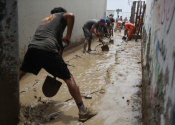 Perú envía buque con 500 toneladas de ayudas para afectados por lluvias