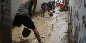 Perú envía buque con 500 toneladas de ayudas para afectados por lluvias