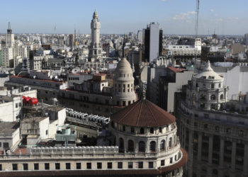 Furor por los alquileres temporarios para turistas en dólares en Argentina
