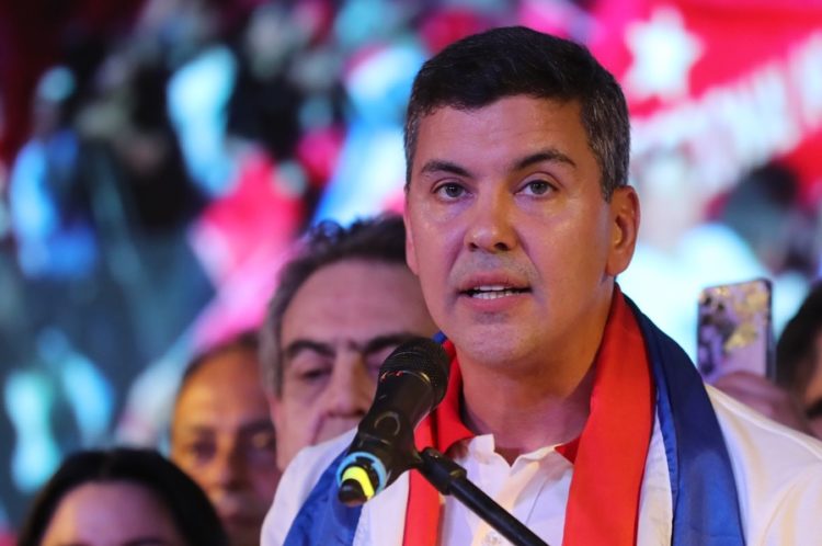 El presidente electo del Partido Colorado, Santiago Peña, habla desde su sede de campaña tras su victoria, hoy en Asunción (Paraguay). EFE/ Raúl Martínez