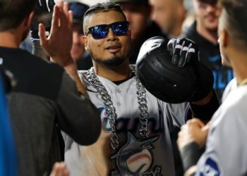 Luis Arráez buscaba batear hacia el jardín izquierdo para completar la escalera con Miami