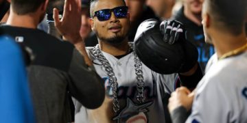 Luis Arráez buscaba batear hacia el jardín izquierdo para completar la escalera con Miami