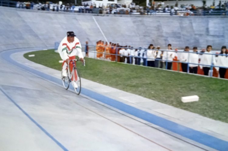 Vicente Laguna en su recorrido por el Velódromo que lleva su nombre el día de inauguración.