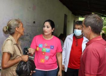Familias de la bajada del Rio agradecidas por la visita de Angie Quintana