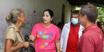 Familias de la bajada del Rio agradecidas por la visita de Angie Quintana
