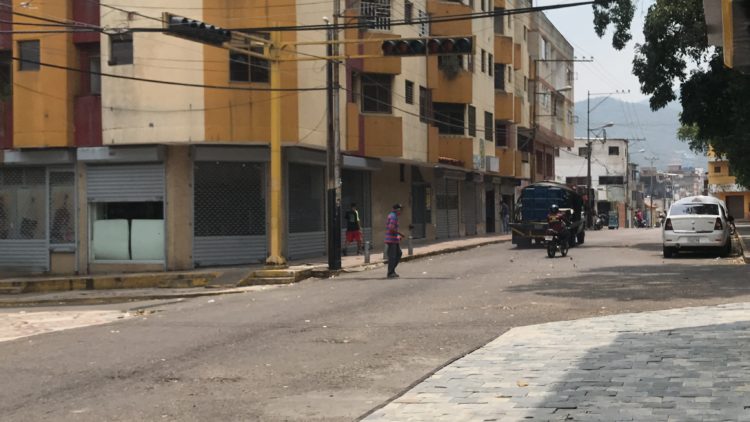Los comercios en San Antonio del Táchira han bajado sus santamarías ante las bajas ventas y los altos costos de los servicios públicos. Foto: Carlos Eduardo Ramírez
