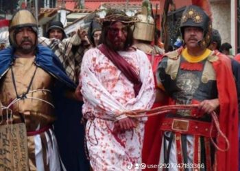 Promesas, fe y devoción: reflejos del viacrucis viviente en Tres Esquinas  