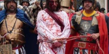 Promesas, fe y devoción: reflejos del viacrucis viviente en Tres Esquinas  