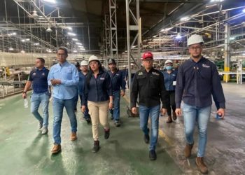 Viceministra de Industrias supervisa trabajos de mantenimiento en planta de Venvidrio-Valera
