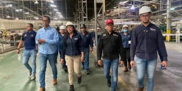 Viceministra de Industrias supervisa trabajos de mantenimiento en planta de Venvidrio-Valera