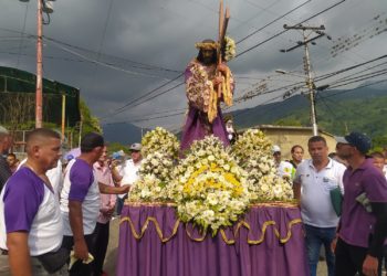 Con el fervor de los feligreses el Nazareno recorre las calles de Pampanito