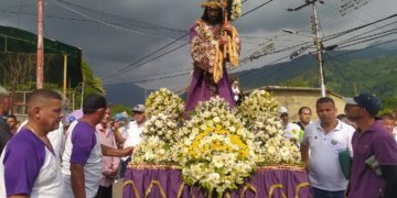 Con el fervor de los feligreses el Nazareno recorre las calles de Pampanito