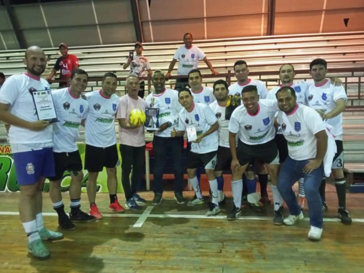 El equipo del Colegio de Ingenieros del estado Trujillo recibe su premio de campeón de parte del presidente de la Liga