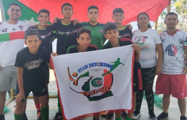 La categoria sub-16 luce con orgullo la bandera del Club Deportivo Trujillo
