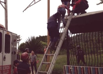 Bomberos evitan que una mujer se suicide en el viaducto en Valera