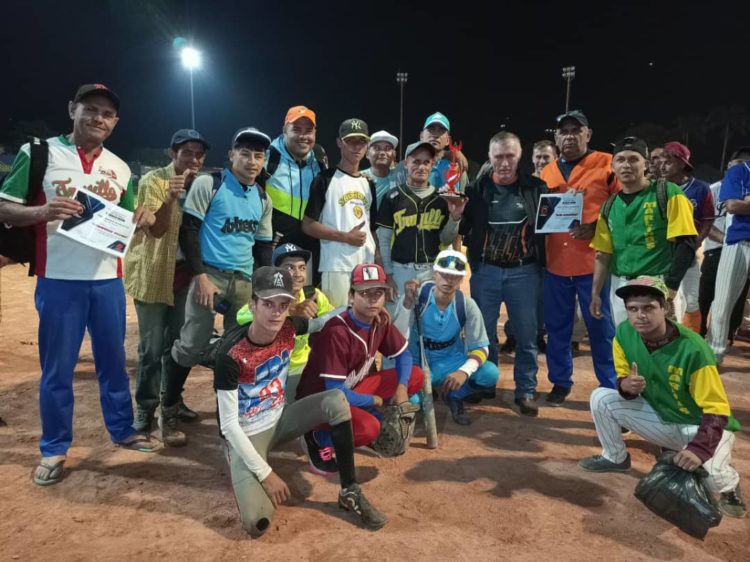 El equipo Leones se tituló campeón de la Copa de Sóftbol categoría B, 25 años de Decorauto Boconó