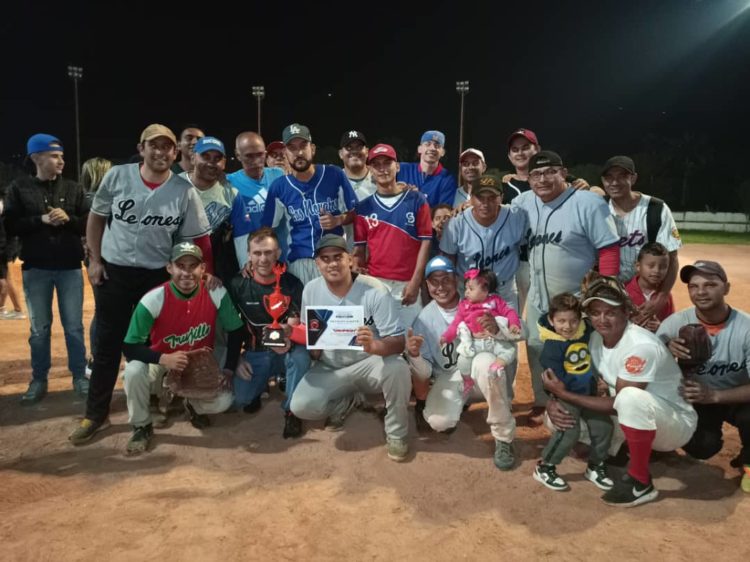 El equipo Leones se tituló campeón de la Copa de Sóftbol categoría B, 25 años de Decorauto Boconó