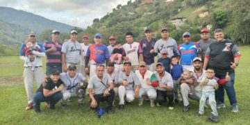 Leones sigue imparable en sóftbol